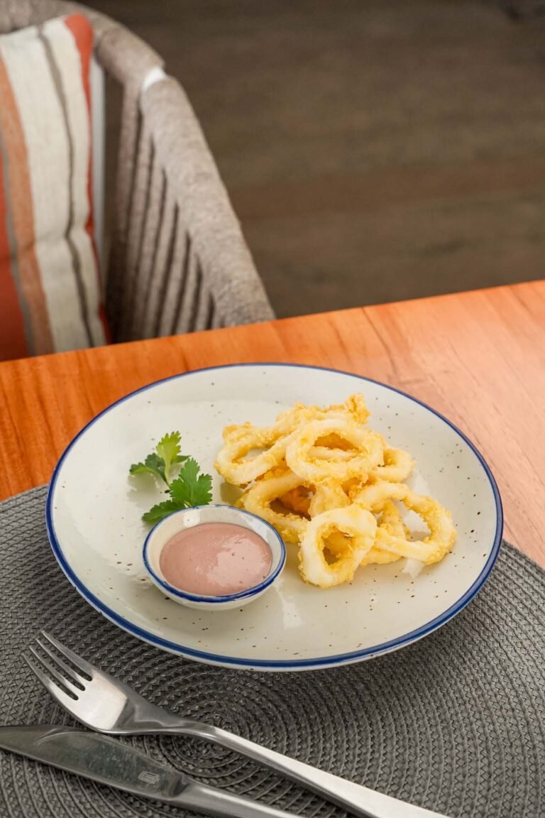 Crispy fried& fresh calamari rings dusted in seasoned flour. Served with kalamata aioli.