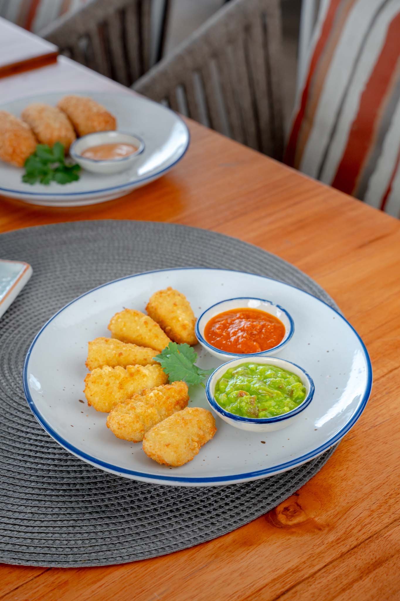 Breaded Jalapeno stuffed with cream cheese. Served with Guacamole and salsa rojo